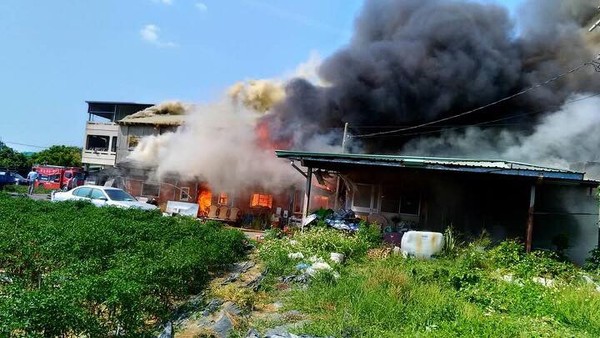 ▲▼ 嘉義縣水上鄉2間1樓鐵皮屋平房全面燃燒。(圖/翻攝自臉書綠豆嘉義人)