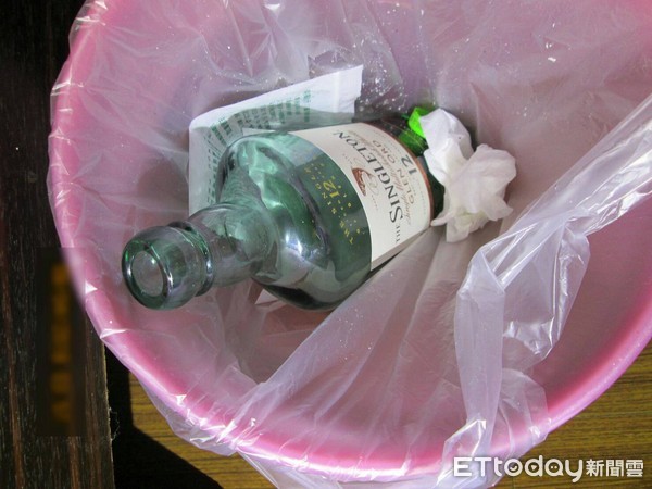 ▲▼台中市陳姓男子疑因生活壓力想不開,開著老闆的保時捷跑車到汽車旅館內吞安眠藥尋短,警方8日凌晨到場時,陳已吞藥躺在地上,留下遺書,幸好送醫後無礙。(圖/台中市政府警察局第五分局提供)