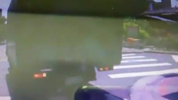 ▲搶違規空位被逼走 PO網討拍卻被批「三寶」(圖/翻攝自爆料公社)