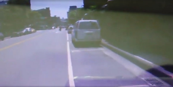 ▲搶違規空位被逼走 PO網討拍卻被批「三寶」(圖/翻攝自爆料公社)