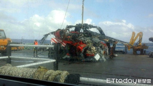 2月5日前往蘭嶼執行緊急醫療服務專機任務墜海的黑鷹直升機，殘骸打撈出水，機內有2具遺體，但無法辨識。（圖／民眾提供）