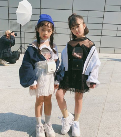 ▲EUN BYEOL（右）在首爾時裝周，和另位兒童模特兒穿上姐妹裝。（圖／翻攝自@ha_byeol IG）