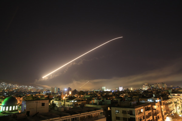 ▲▼敘利亞大馬士革天空看見飛彈火光。（圖／達志影像／美聯社） 。