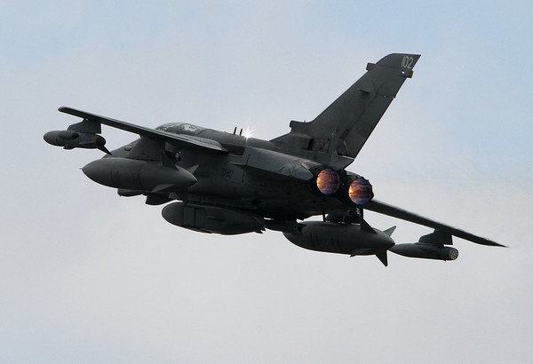 ▲▼英國皇家空軍出動龍捲風式戰鬥機(Tornado GR4)，對敘利亞發射暴風影飛彈。（圖／路透）