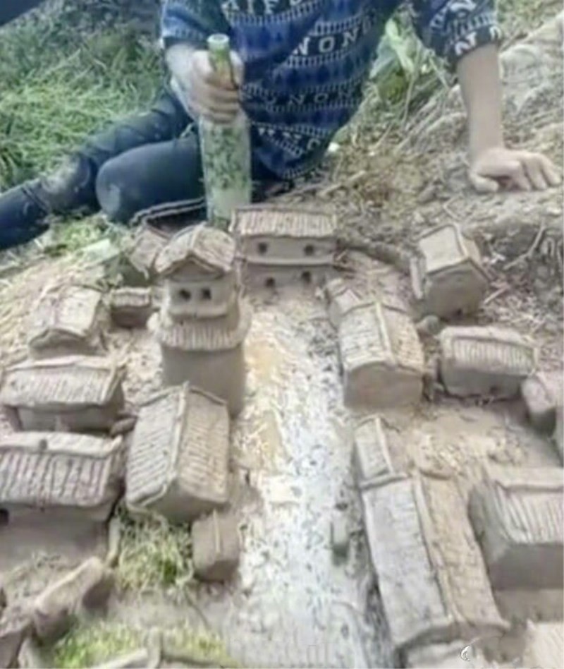 8歲男童玩泥巴成癮　父母跟蹤發現造出一座城　網驚：有神快拜！（圖／weibo）