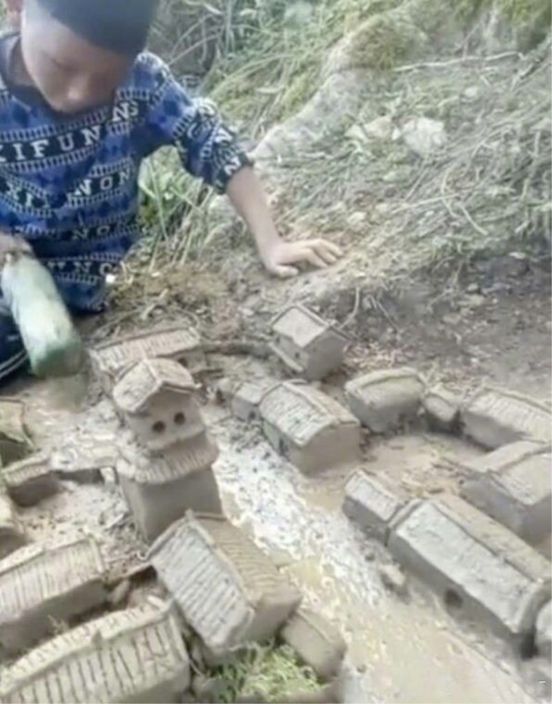 8歲男童玩泥巴成癮　父母跟蹤發現造出一座城　網驚：有神快拜！（圖／weibo）
