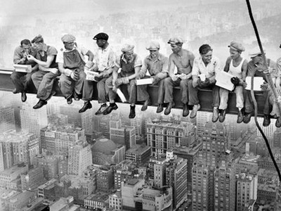 69層高空大樓上愜意吃午餐？原來是宣傳搞噱頭...工人為生活搏性命