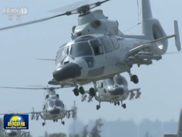 攜帶4枚導彈的直-9D艦載直升機首次以滿掛載狀態亮相中國海上閱兵式。（圖／翻攝自央視）