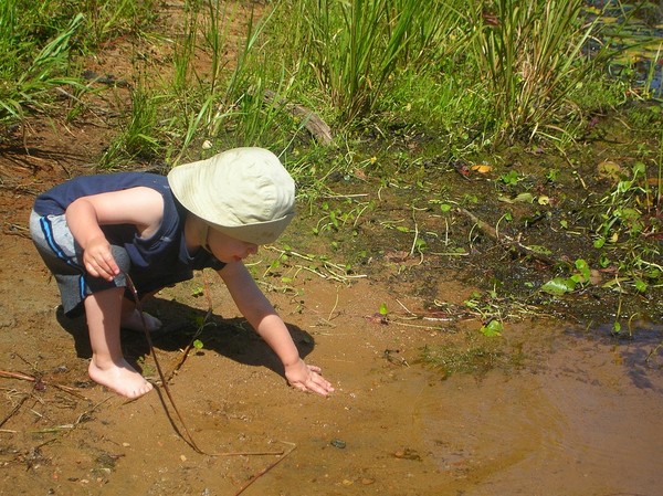 小孩玩泥巴示意圖（圖／pixabay）