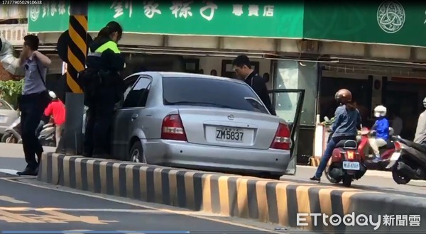 ▲台南市警永康分局大橋派出所員警，查一部自小客車時，因該車拒捕衝撞企圖脫逃，警方開槍制止，造成1名翁姓竊盜查緝犯中彈。（圖／記者林悅翻攝）