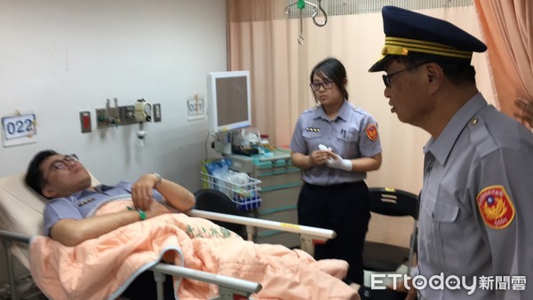 ▲台南市警局長黃宗仁前往醫院探視慰問受傷員警。（圖／記者林悅翻攝）