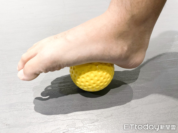 ▲預防足底筋膜炎足部按摩示意圖。(圖/康廉預防醫學機構提供)