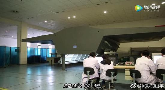 中國官方曝光殲-20內置彈艙的地面試驗平台，一枚霹靂-10第四代格鬥空空導彈的模擬彈伸了出來，正在測試掛架及轉動機構的實用性。（圖／翻攝自大陸網站）