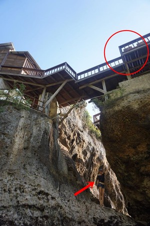 ▲李燕這張站在懸崖建築物下的美照，和趙駿亞一張像是幫某人拍照的照片，疑似是同地不同角度取景。（圖／取自李燕、趙駿亞臉書）