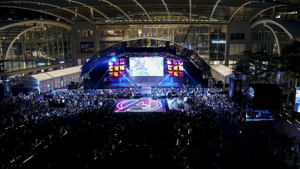 ▲▼近萬人擠爆《復仇者3》新加坡紅毯。（圖／迪士尼影業提供）