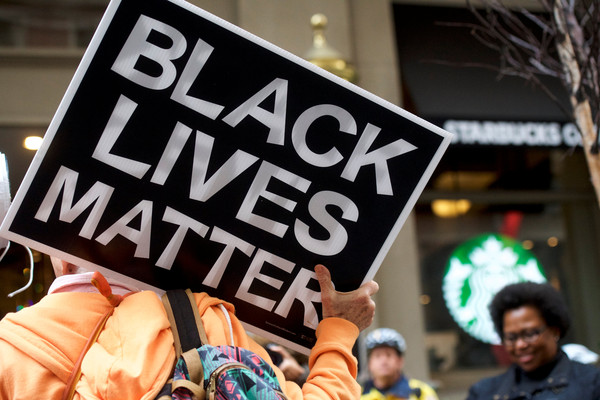 ▲美國費城兩名黑人男子不明被逮捕，民眾聚集在星巴克抗議。（圖／路透社）