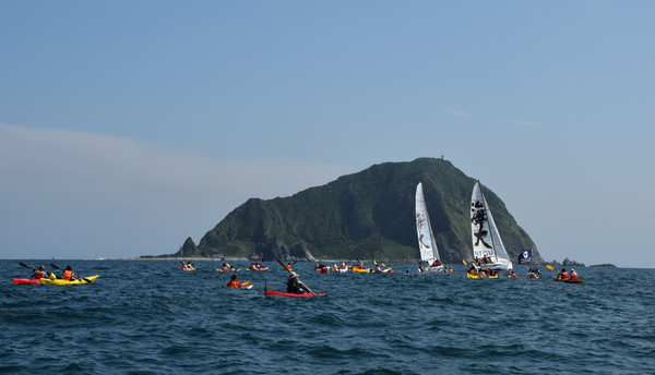 海大學生歡慶畢業划獨木舟挑戰基隆嶼。（圖／海大提供）