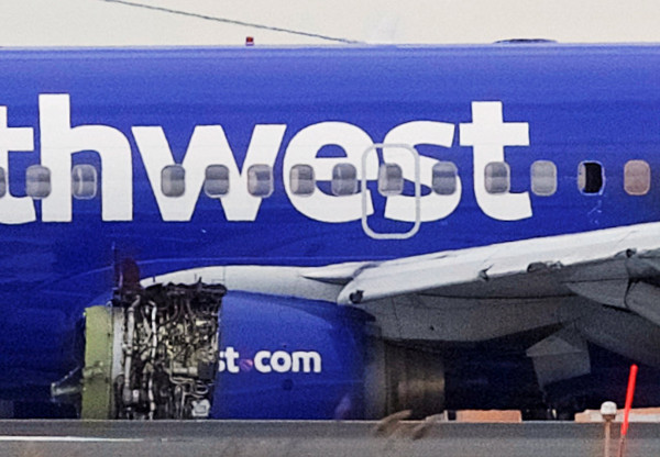 美國西南航空（Southwest Airlines）一架波音737－700型客機左引擎在高空中爆炸，證實造成1名乘客死亡、7人輕傷。（圖／路透社）