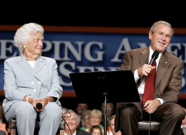▲▼美國前總統老布希與其妻子芭芭拉布希。（圖／路透社）