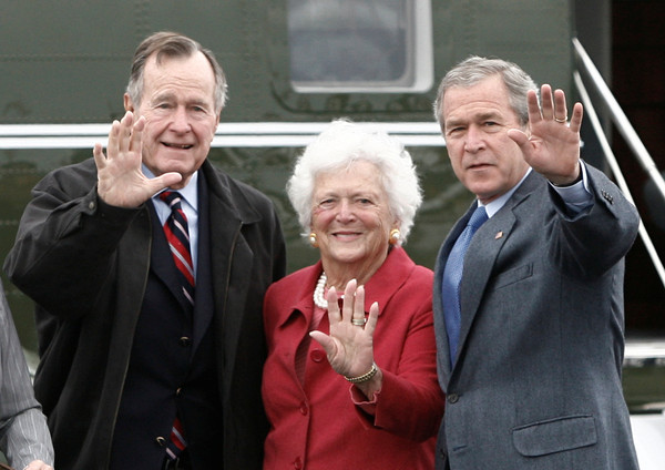 ▲▼美國前總統老布希與其妻子芭芭拉布希、前總統小布希。（圖／路透社）