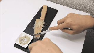 ▲▼用義大利麵做刀。（圖／翻攝自YouTube／kiwami japan）