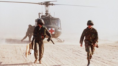 忍痛砍斷同僚大腿…軍醫憶伊拉克戰爭：只能甩開恐懼前進
