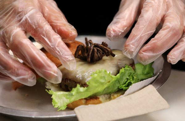 ▲▼美國「牛城漢堡」餐廳推出「狼蛛漢堡」。（圖／路透社）