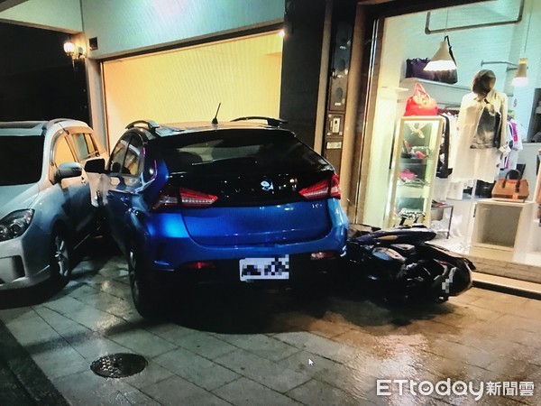 ▲一輛汽車行經永康區大同街和文賢街交叉路口時突爆衝，導致多輛汽、機車毀損。（圖／記者林悅翻攝）