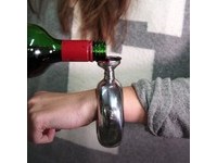 這款名為「Flask Bracelet」的設計，雖然不是新玩意兒，但最近又在網路上爆紅。以不鏽鋼製成如同手鐲／手環般的形狀，中間能夠倒進3.5oz（約103ml）的飲料，想裝什麼就裝什麼。