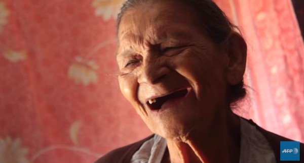 ▼96歲阿嬤帕拉席歐（ Guadalupe Palacios）實現讀高中的夢想展露笑顏。（圖／翻攝YouTube）