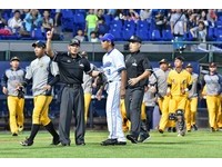 9局上富邦換上倪福德，面對陳子豪時暴投，投到陳子豪頭部上方，陳子豪與倪福德互瞪後，倪福德摔手套，雙方二度清空板凳，倪福德遭驅逐出場。