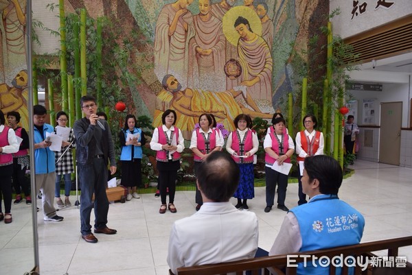 花蓮市公所原住民婦女幹部前往慈濟醫院，在門診大樓川堂演唱詩歌向民眾們傳播愛的力量，透過歌聲來療癒看病的民眾。（圖／花蓮市公所提供）