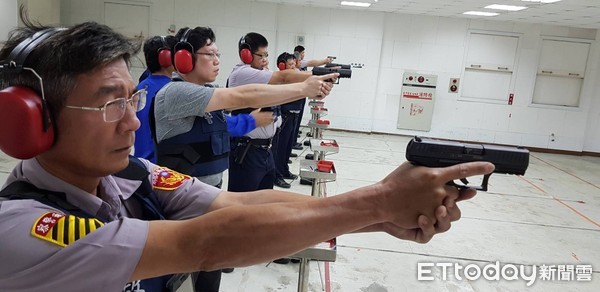 台東關山警察分局於崁頂靶場實施「PPQ M2」全新手槍訓練，讓員警熟悉新槍的構造及性能。（圖／台東縣警察局提供）