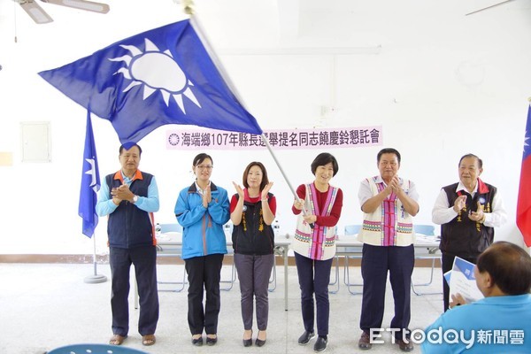 台東縣議長饒慶鈴抵達會場，現場百位黨員及民眾，搖著國旗唱著團結起來我們都是一家人，熱烈大喊當選，現場氣勢旺盛熱鬧非凡。（圖／國民黨台東縣黨部提供）