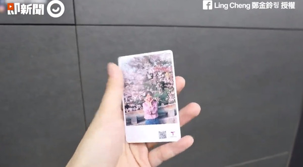 專屬「交通卡」的概念！youtube頻道「Ling Cheng」上傳一則影片，內容說明，在韓國地鐵宏大站有一台可以印出有自己照片或自己專屬交通卡的機器，所以youtuber鄭金鈴要去製作一張屬於自己的「T-money」，但沒想到，第一次挑戰的她竟不太順利，得到一張「全白的交通卡」。（圖／ETtoday）
