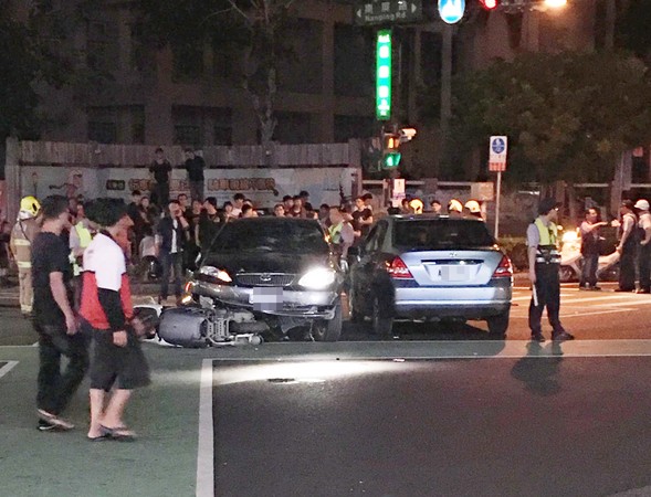 ▲▼瑞豐夜市發生重大車禍。（圖／網友Huang DaiBoa授權使用）