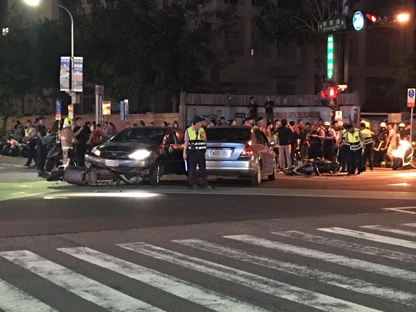 ▲▼瑞豐夜市發生重大車禍。（圖／網友Huang DaiBoa授權使用）