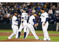 對此，水手總管迪波托（Jerry Dipoto）向外聲明：鈴木一朗是球隊無價資產，留他在大聯盟並非公關操作手法。