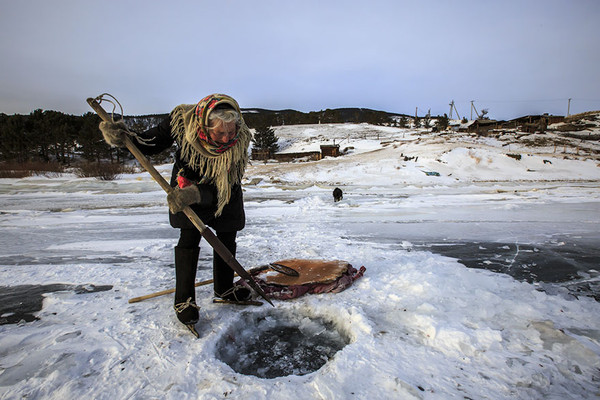 76歲阿嬤獨居西伯利亞，在世界最深貝加爾湖上自在滑冰（圖／翻攝自Boredpanda）