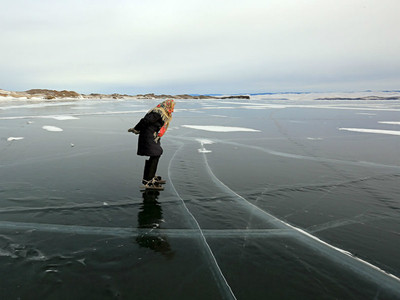 76歲嬤獨居西伯利亞，腳套75年舊冰鞋在「世界最深」貝加爾湖滑冰