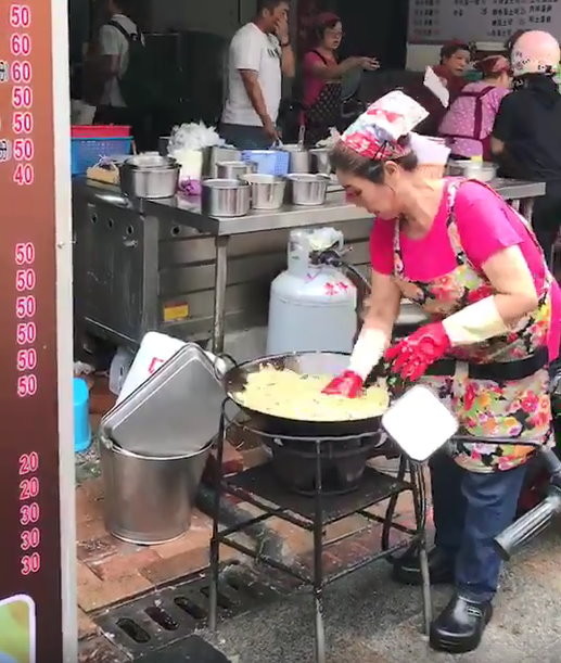 台中市繼光街一間60年老字號的早餐店竟戴的清洗用塑膠手套，翻攪熱鍋裡的炒麵，全程都被消費者拍下。（圖／翻攝「爆廢公社」）