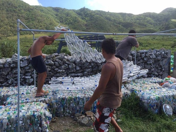 ▲蘭嶼林正文，清廢油垃圾。（圖／「文人之島，環保之道」授權引用）