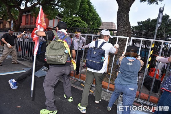 ▲▼退休警消抗議。（圖／記者李毓康攝）