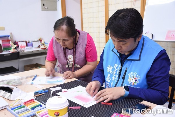 原住民手繪織紋畫將織紋和禪繞畫與粉彩等三種元素融合運用，展現原住民族潛在的藝術天分，花蓮市長魏嘉賢參觀學員上課情形，希望創造部落產業新商機。（圖／花蓮市公所提供）