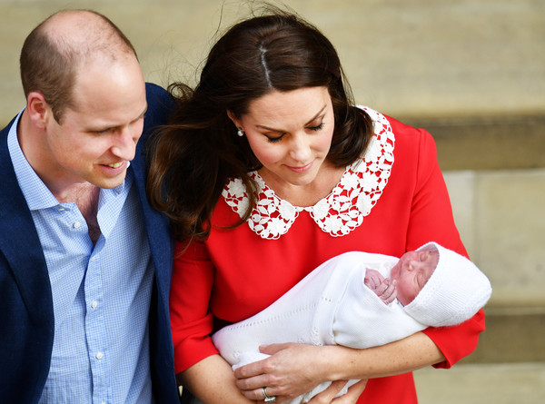 ▲▼威廉王子與妻子凱特抱著新生小王子亮相。（圖／路透社）