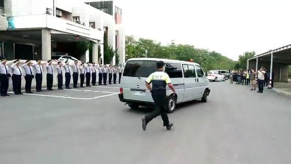 2名殉職的國道警察移靈繞行所屬新市分隊，隊員列隊敬禮哭喊任務結束一路好走。（警方提供）