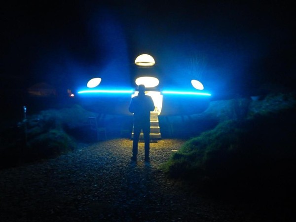 ▲夜幕低垂後，「飛碟度假屋」邊緣的閃爍LED霧燈，營造出濃厚的科幻氣氛。（圖／翻攝自網路）