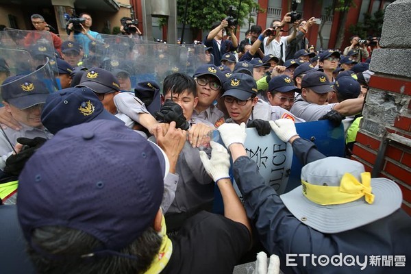 ▲▼反軍改團體「八百壯士」攜帶油壓剪與鐵鍊，試圖破壞拒馬攻入立法院。（圖／記者季相儒攝）