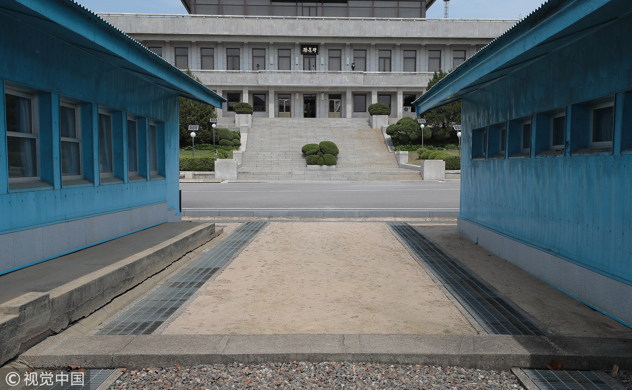 ▲▼從南韓側看北韓板門閣，地上水泥板塊為畫分2韓的界線。（圖／CFP）