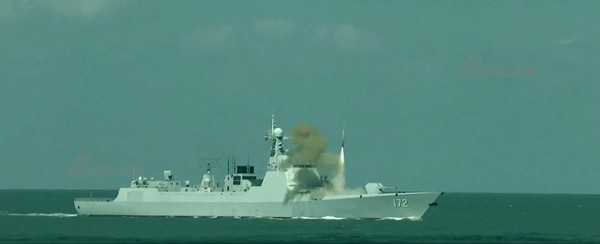 中國曝光052D型導彈驅逐艦「昆明艦」發射鷹擊-18反艦導彈畫面。（圖／翻攝自新浪軍事）